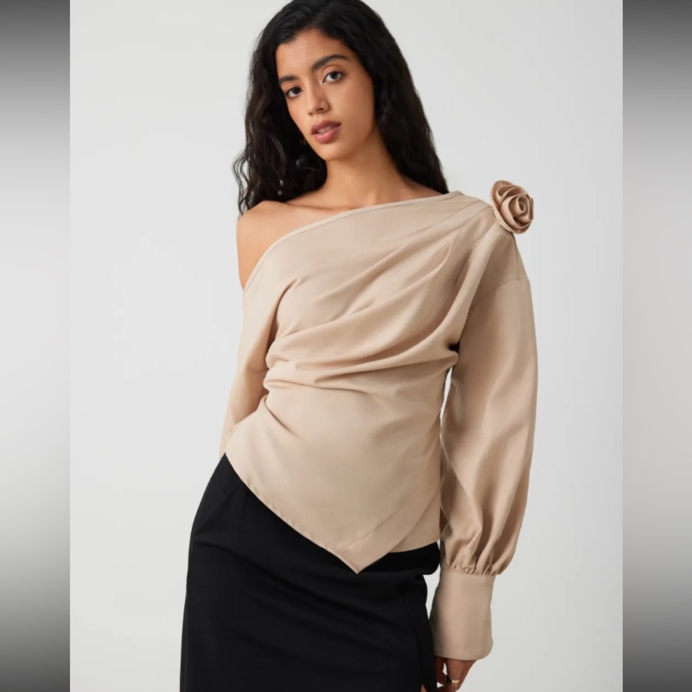 BNWT CIDER Asymmetrical neck 3D Rose Ruched Blouse •Size M• colour Champagne